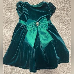 Toddler green Christmas dress size 4T. Small stain on bow.
